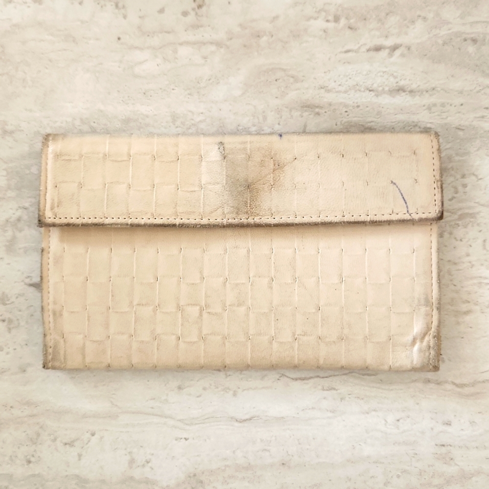 Vintage Rolfs Cream white lambskin wallet. One size.